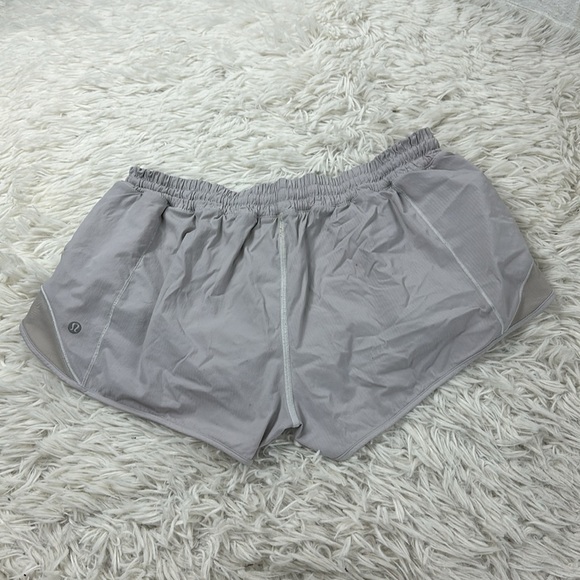 Lululemon Hotty Hot Short II *2.5" White - Picture 5 of 6